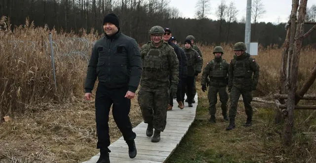 photo  le président polonais karol nawrocki (deuxième en partant de la gauche) lors d’une visite sur la frontière avec la biélorussie le 24 décembre 2025.  &copy;  epa 