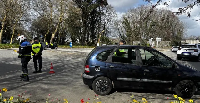 photo  un contrôle au rond-point aux capucins, avant le pont de l’harteloire, à brest (finistère).  &copy;  ouest-france 