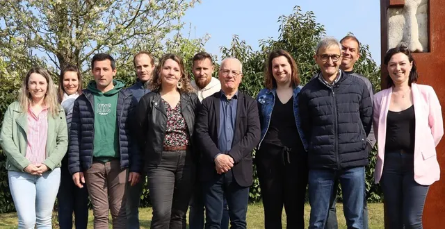 photo  jean-yves letay au centre, entouré de sons équipe municipale.  &copy;  le maine libre 