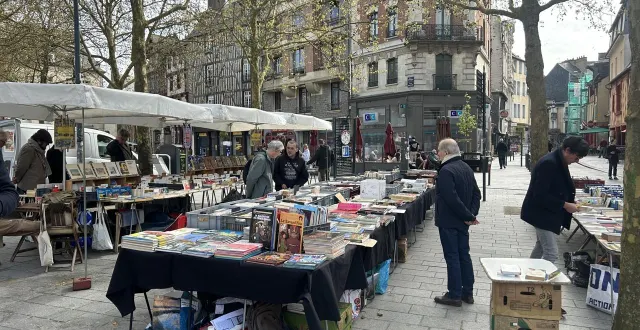 photo  la plupart des bouquinistes ont choisi de ne pas payer leur emplacement place sainte-anne auprès des placiers, samedi 21 mars 2026. ils veulent alerter la ville sur l’insécurité grandissante dans leur travail, en raison de la présence de dealers.  &copy;  ouest-france 