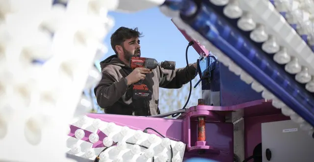 photo  saumur, mercredi 25 mars. dylan salomon installe son manège « techno power » pour la fête foraine de saumur, qui se tient du 27 au 29 mars 2026.  &copy;  co – robin peter 