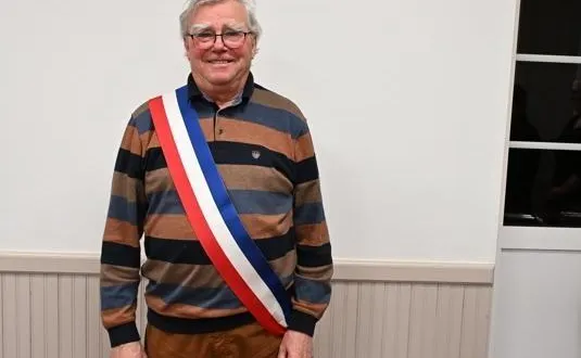 photo  noël tellier retrouve son écharpe de maire.  &copy;  ouest-france 