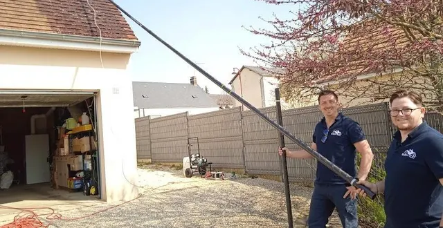 photo  début de traitement à la perche par michaël rolland (à gauche) et dawson léger (à droite).  &copy;  le maine libre 