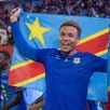 photo  steve kapuadi célébrant la qualification de la rd congo pour les barrages intercontinentaux. le manceau n’est plus qu’à une victoire de la coupe du monde 2026 avec sa sélection. 