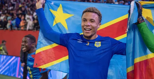 photo  steve kapuadi célébrant la qualification de la rd congo pour les barrages intercontinentaux. le manceau n’est plus qu’à une victoire de la coupe du monde 2026 avec sa sélection.  &copy;  epa/jalal morchidi 