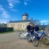 photo  lucie macault, responsable d’œnotourisme au domaine des deux moulins, a réceptionné, ce mercredi matin, la livraison des huit vélos livrés par les cogérants de la société roulici, antoine mazière et maxime briant. 