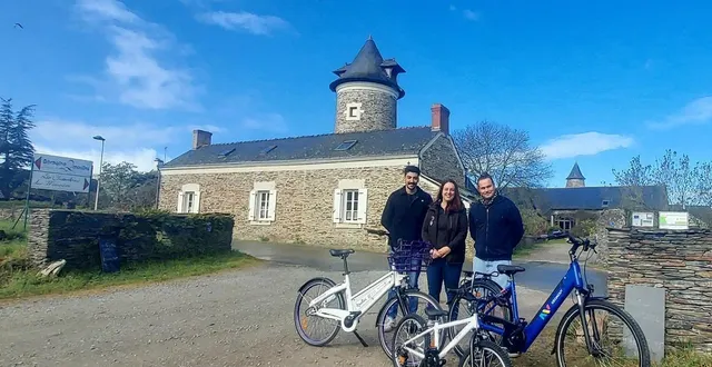 photo  lucie macault, responsable d’œnotourisme au domaine des deux moulins, a réceptionné, ce mercredi matin, la livraison des huit vélos livrés par les cogérants de la société roulici, antoine mazière et maxime briant.  &copy;  ouest-france 