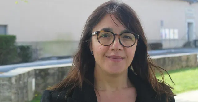 photo  sarah galisson devant le théâtre de l’ardoise à la pouëze, commune déléguée d’erdre-en-anjou.  &copy;  co 