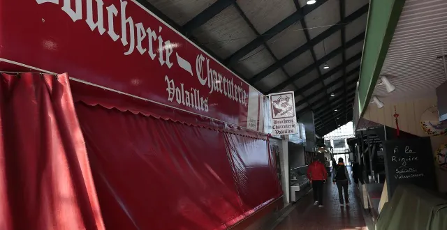 photo  à niort, mercredi 25 mars 2026. la boucherie-charcuterie de philippe reigner a fermé ses portes, au grand dam des clients et artisans commerçants sous les halles.  &copy;  co - benoit felace 