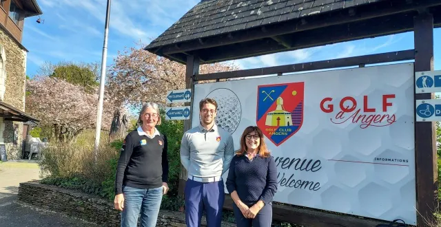 photo  jérémy rocco, le nouveau directeur du golf d’angers a pris ses fonctions depuis le 1er décembre 2025. il pose ici entre joëlle zych, secrétaire dans le conseil d’administration de l’association et pascale deremaux, présidente.  &copy;  ouest-france 