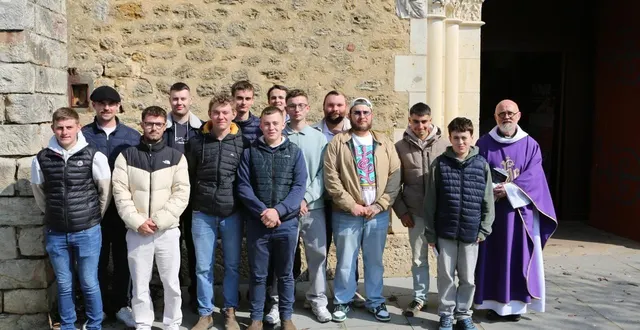 photo  les lanciers sont allés à la messe, dimanche dernier, une semaine avant le grand jour qui mêle religion et ritespaïens.  &copy;  le maine libre 
