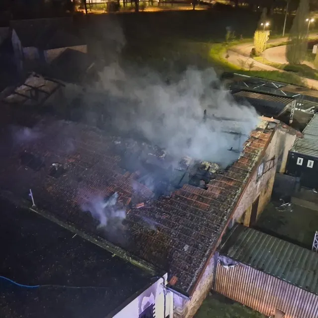 photo le bâtiment de 500 m² était totalement embrasé.  ©  sdis 85