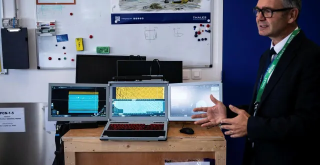 photo  benoit drier de la forte, conseiller opérationnel en guerre des mines chez thales à brest (finistère), présente le système e-poc, permettant entre autres de mieux lire et analyser les données récoltées par les sonars et autres capteurs dans la guerre des mines.  &copy;  guillaume saligot / ouest-france 
