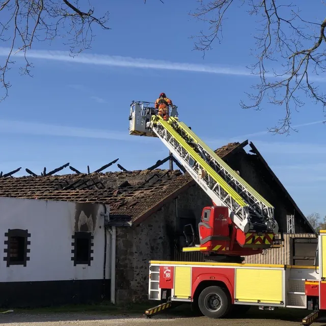 photo les pompiers étaient toujours sur place, à 9 h, pour les dernières fumées.  ©  ouest-france