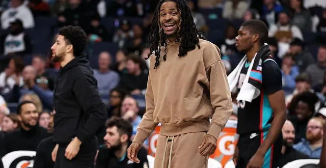 photo  ja morant, ici au soutien de ses coéquipiers lors du match face aux minnesota timberwolves.  &copy;  justin ford / getty images via afp 