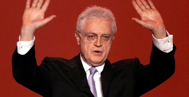 photo  lionel jospin devant les militants de son parti, au siège de son quartier général de campagne à paris, au soir du 21 avril 2002. lorsqu’il venait d’apprendre qu’il était éliminé dès le premier tour de la présidentielle.  &copy;  reuters 