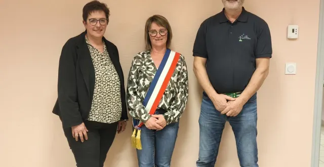 photo  sandra planchais, la nouvelle maire en compagnie de ses adjoints fabrice tessier et christèle dezière.  &copy;  le maine libre 