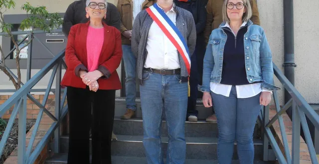 photo  le nouveau maire, yannick lochu, entouré de ses six adjoints, avec devant : patricia gaboriau et stéphanie brousseau, et à l’arrière, de gauche à droite : laurent fonteneau, emmanuel godineau, carine merlière et laurent audouit.  &copy;  co 