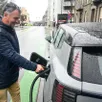 photo  julien le piver, habitant de saint-brieuc en possession d’une voiture électrique, est en train de recharger sa voiture électrique grâce à une borne de recharge express, sous la pluie, à saint-brieuc, le 15 janvier 2026. la ville de saint-brieuc a déployé un réseau de bornes de recharge « griffon branché » avec un total de 16 stations et 48 points de charge. elsa rancel / ouest-france 