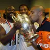 photo  jean-claude darcheville, seydou keita et richard martini célèbrent leur victoire en coupe de france, en 2002. le moment le symbolique à travers l’histoire du club du morbihan. 