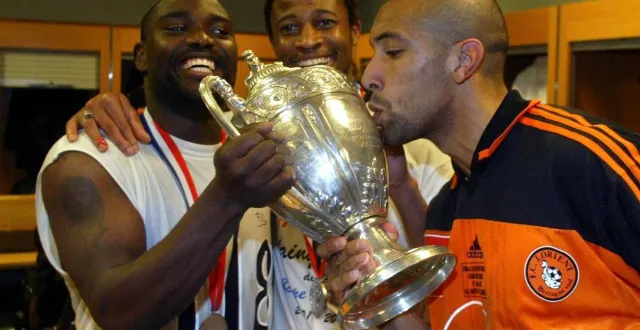 photo  jean-claude darcheville, seydou keita et richard martini célèbrent leur victoire en coupe de france, en 2002. le moment le symbolique à travers l’histoire du club du morbihan.  &copy;  afp 