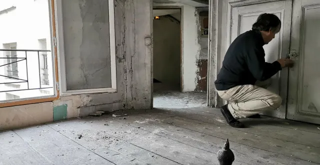photo  bruno sepulchre (et une figurine du père ubu) dans l’ancien appartement d’alfred jarry, lors de son démontage.  &copy;  photo : bruno sepulchre 
