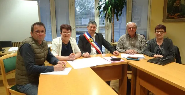 photo  dans la salle du conseil, le maire dominique séchet, avec son écharpe tricolore, et ses quatre adjoints, de gauche à droite : mickaël chesnay, jacqueline minoza, louis-marie bouchet et marie-françoise siaudeau.  &copy;  co 