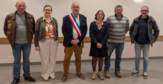 photo  hervé fontaineau entouré de ses cinq adjoints.  &copy;  le maine libre 