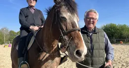 Info insolite  gérard landreau, bien installé sur le dos de « qualité », et accompagné par son ami bernard fonteneau qui a organisé le baptême. 