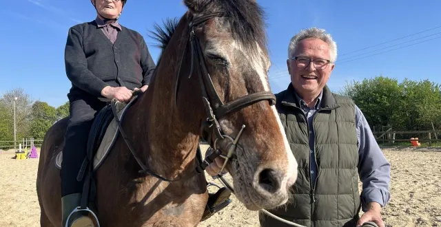 photo  gérard landreau, bien installé sur le dos de « qualité », et accompagné par son ami bernard fonteneau qui a organisé le baptême.  &copy;  photo : ouest-france 