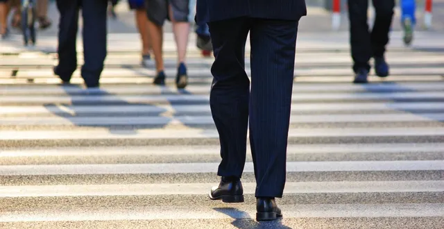 photo  votre façon de marcher trahit nos émotions et pourrait même les transformer.  &copy;  photo d’illustration : niserin/getty images via istockphoto 
