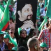 photo  des partisans du mouvement amal brandissent des photos de l’imam musa al -sadr et agitent les drapeaux verts du mouvement chiite lors d’une cérémonie organisée dans la ville de baalbeck, à l’est de la capitale beyrouth, le 31 août 2018, pour commémorer la disparition de musa al-sadr. 