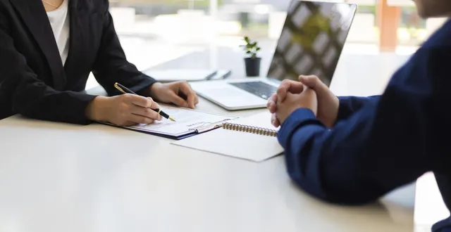 photo  le « breadcrumbing » rejoint le « ghosting » et le « boomertasking » à la liste des comportements toxiques en -ing au travail.  &copy;  photo d’illustration : wasan tita/istockphoto 