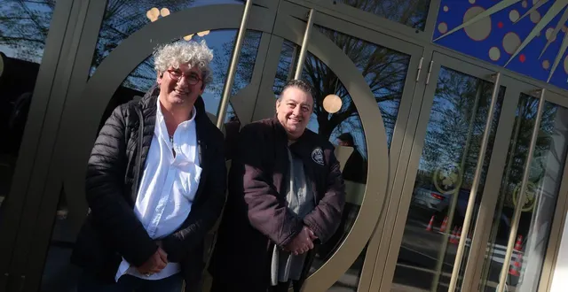 photo  saumur, jeudi 26 mars 2026. le saumurois didier et son ami claude, venus de brissac, étaient les premiers clients à pénétrer dans les murs du casino joa.  &copy;  co 