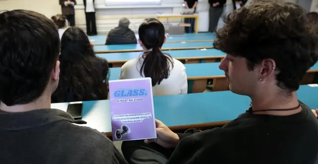 photo  pour la presse comme pour d’autres étudiants de l’université catholique de l’ouest, le rendez-vous était fixé à 11 heures, ce mercredi 25 mars 2026, dans l’enceinte de l’amphithéâtre numéro 1 du centre du guesclin à niort.  &copy;  co - benoit felace 
