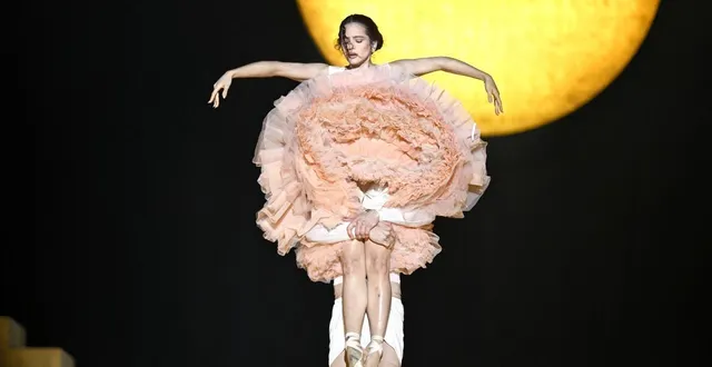 photo  rosalía portée par un danseur à lyon, le 16 mars 2026.  &copy;  gareth cattermole / getty images via afp 