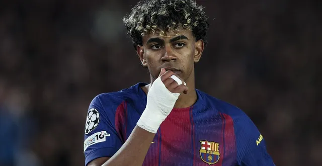 photo  lamine yamal, la star du fc barcelone, arbore régulièrement un strapping autour de son poignet droit en match.  &copy;  photo : gongora / afp 