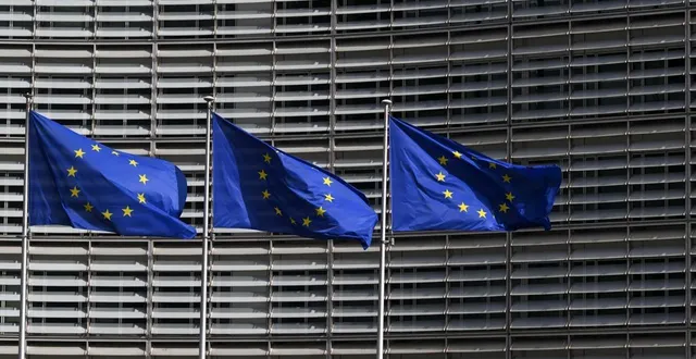 photo  des drapeaux européens devant le siège de la commission à bruxelles.  &copy;  afp 