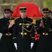 photo  la garde républicaine amène le cercueil de l’ancien premier ministre. 