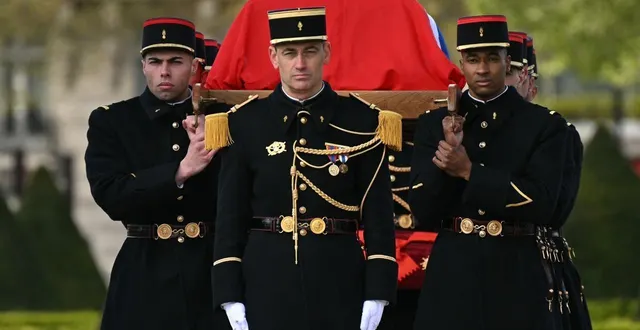 photo  la garde républicaine amène le cercueil de l’ancien premier ministre.  &copy;  afp 