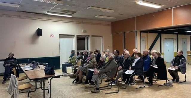 photo  les adhérents suivent avec attention le diaporama de la rétrospective 2025 réalisé et présenté par la secrétaire, michèle archambault.  &copy;  le maine libre 