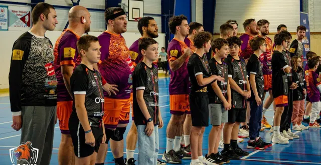 photo  pour renforcer l’esprit de club, les jeunes joueurs entrent sur le terrain avec leurs aînés, à chaque match, pour la présentation des équipes.  &copy;  ferdinand poirier 
