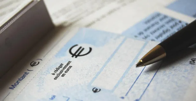 photo  un apiculteur vivant dans le jura attend depuis plusieurs mois une compensation de sa banque après la disparition de dix chèques déposés en agence. photo d’illustration.  &copy;  nika novak / fotolia 