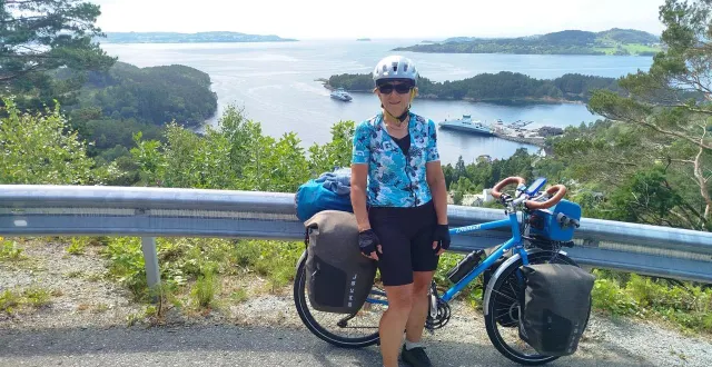 photo  avec un vélo conçu sur mesure après étude posturale, lydie thierry va effectuer un tour du monde en sept ans.  &copy;  photo transmise par lydie thierry 