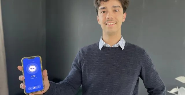 photo  martial roberge avec un téléphone possédant l’intelligence artificielle gilbert. ici dans les locaux de laval mayenne technopole (situés entre laval et changé), où sa société lexia est basée.  &copy;  ouest-france 