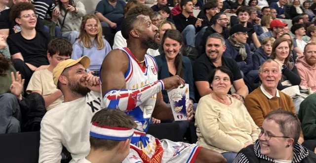 photo  paniers spectaculaires, actions en mode marche arrière, gags avec les spectateurs dans les tribunes… ce mercredi 25 mars 2026, les harlem globetrotters ont fait le show à antarès.  &copy;  ouest-france 