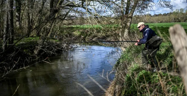 photo  sous le soleil, samedi 14 mars, les pêcheurs étaient de sortie canne en main pour l’ouverture de la pêche à la truite comme ici, au bord de la rivière l’odon à côté de caen (calvados).  &copy;  martin roche / ouest-france 