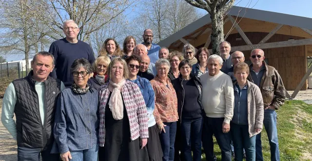 photo  marie-noëlle beau, réélue maire, et son nouveau conseil municipal ont été installés dimanche 22 mars 2026 (monique guérin absente).  &copy;  co 