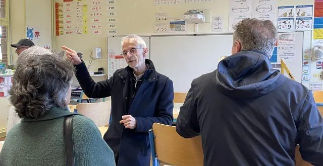 photo  joël chesnin, président du sivos, dans une des salles de classe de l’école rénovée, à briouze (orne).  &copy;  ouest-france 