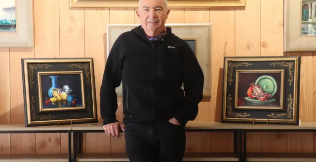 photo  alain ragaru, peintre argentanais, expose ses toiles à la galerie du diable, rue du griffon.  &copy;  ouest-france 